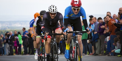 足球运动员在绿茵场上激烈拼抢的瞬间特写