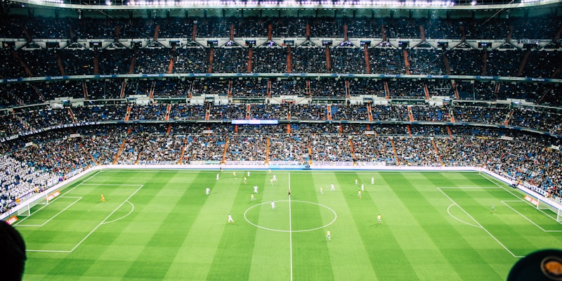 足球与篮球并置的概念图，象征必一运动平台覆盖的广泛赛事